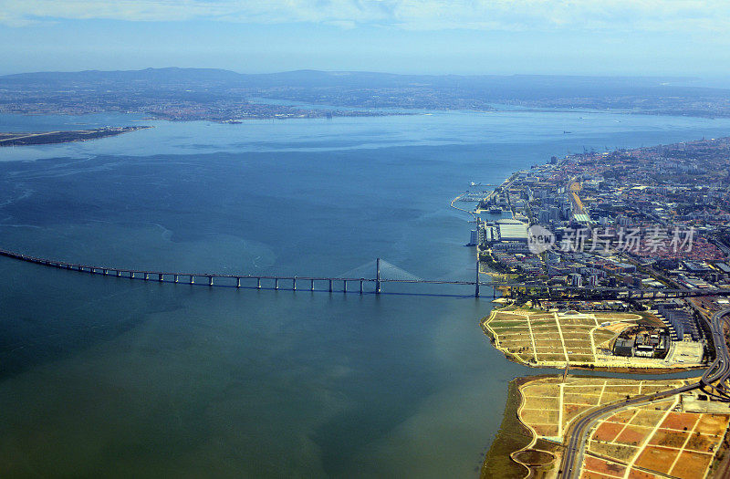 从空中俯瞰葡萄牙里斯本的塔霍河河口(“Mar da Palha”)